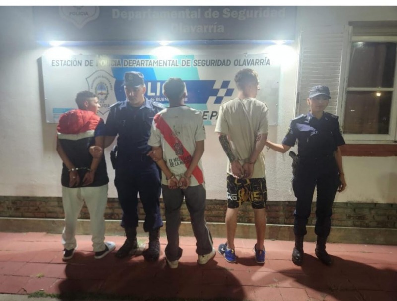 Robaron bombones, un peluche y hasta una moto